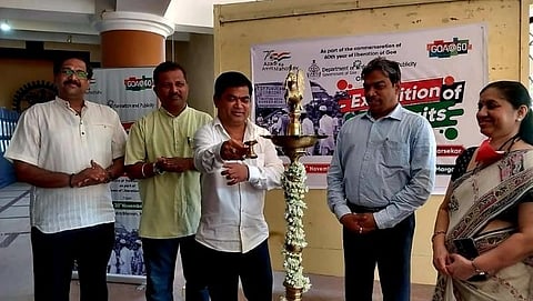 स्वातंत्र्यसैनिकांच्या पोर्ट्रेट प्रदर्शनाचे दिप प्रज्वलित करुन उदघाटन