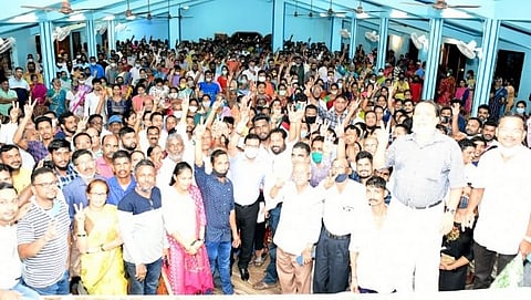 सभेत उपस्थित असलेल्या जनसमुदाय बोलताना आरोग्य मंत्री विश्वजीत राणे