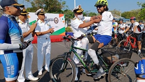 सायकल राइड कार्यक्रमादरम्यान फोगा तर्फे भिन्न दिव्यांग फिटनेस ट्रेनर टिंकेश कौशिक यांचा सत्कार करताना रिअर अॅडमिरल फिलिपोस जी प्यनुमूतिल, गोवा क्षेत्राचे फ्लॅग ऑफिसर कमांडिंग