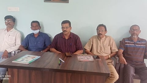 होंडा येथे संपन्न झालेल्या पत्रकार परिषदेत उपस्थित असलेले अँड गणपत गावकर, बाजूला हेमंत पाटील, महेंद्र पाटील, लियाखत खान व विजयकुमार