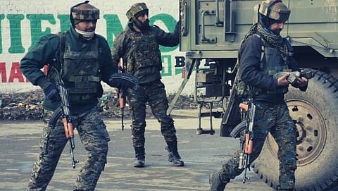 Jammu-Kashmir: Encounter start at Pulwama two terrorist on target
