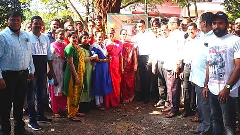 साखळी बाजारातील पुरातन किल्ल्याच्या नुतनीकरणची पायाभरणी करताना मुख्यमंत्री डॉ.प्रमोद सावंत, सोबत नगरसेवक दयानंद बोर्येकर, शुभदा सावईकर, यशवंत माडकर व इतर