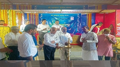 तोरसे : गुरुकृपा संगीत संस्थेच्या संगीत संमेलनाचे उद्घाटन करताना उपमुख्यमंत्री बाबू आजगावकर. बाजूला पुंडलिक कळंगुटकर, उत्तम वीर, मिलिंद माटे, नाना आसोलकर, सूर्यकांत तोरसकर व अन्य मान्यवर.