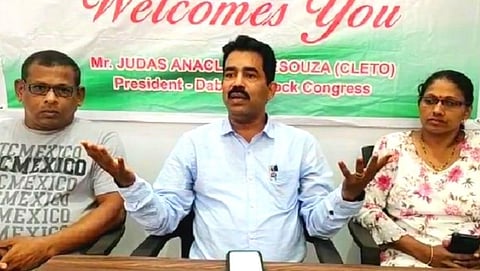 पत्रकार परिषदेत बोलताना दाबोळी काँग्रेस गटाध्यक्ष अनावलेटो डिसोझा.बाजूस इतर