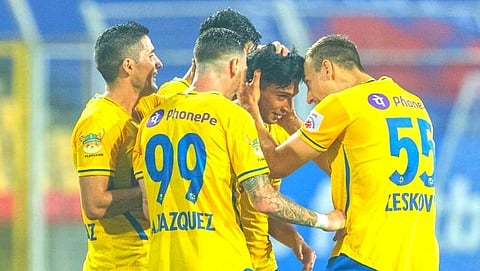 आयएसएल फुटबॉल स्पर्धेत रविवारी मुंबई सिटीविरुद्ध गोल केल्यानंतर आनंद व्यक्त करताना केरळा ब्लास्टर्सचे खेळाडू.