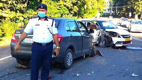 साकवाळ, सावरफोंड येथील राष्ट्रीय मार्गावर झालेल्या तीन वाहनांचा अपघात.