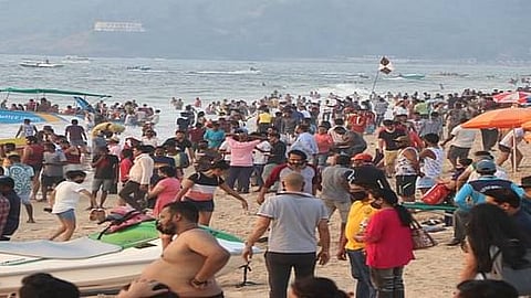 OMG Tourists in Goa do not follow Corona protocol