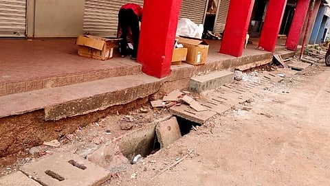 वास्को येथील देशपांडे रोड, अन्नपुर्णा समोर अर्धवट स्थितित राहिलेले गटाराचे काम व त्यावरिल उखडलेल्या लाद्या.