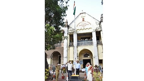 Republic Day: 73 व्या गणतंत्र दिनी मुरगाव नगरपालिकेचे ध्वज ध्वजारोहण करताना मुरगांव मुख्याधिकारी जयंत तारी, बाजूस लेखा अधिकारी रिया नाईक, नगरसेविका देविता आरोलकर, नारायण बोरकर व इतर.