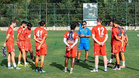 सराव सत्रात खेळाडूंना सूचना करताना एफसी गोवाचे FC Goa प्रशिक्षक डेरिक परेरा (मध्यभागी).
