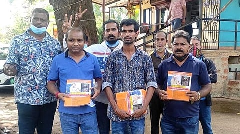 सडयें-शिवोलीत घरोनघर् प्रचारात गुंतलेले विनोद पालयेंकर आपल्या समर्थकांसमवेत : संतोष गोवेकर.