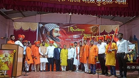 आखिल भारतीय मराठा जागृती मंचतर्फे कुठ्ठाळी येथे आयोजित केलेल्या शिवजयंती समारोहात ते प्रमुख वक्ते शिवाजी भुकेले शिवाजी महाराजांच्या तसबीरीस पुष्पहार अर्पण करुन अभिवादन करताना.बाजूस इतर.