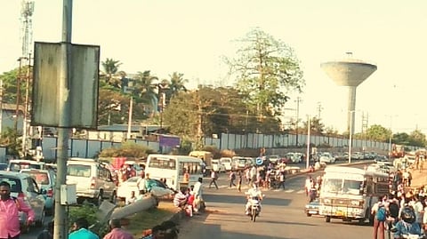 वरुणापुरी मांगोरहिल चौकात वाहतूक बेट उभारणीच्या कामाला वेग