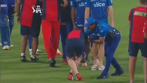 Jonty Rhodes yesterday tried to touch Sachin Tendulkar's feet after the match.