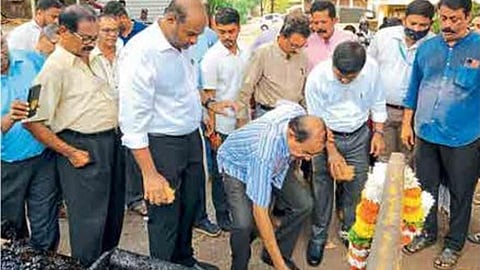 दुर्गाभाट रस्ता डांबरीरकरणाला प्रारंभ करताना कृषीमंत्री रवी नाईक