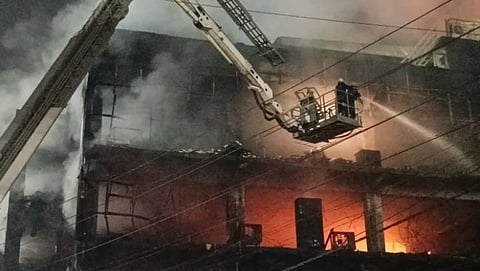 delhi fire breaks out in mundka building many people trapped woman died