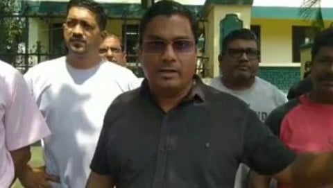 बाणावलीचे आमदार वेन्झी व्हिएगश मडगाव पोलिस स्टेशनाबाहेर टॅक्सी चालकांच्या प्रतिनिधींसमवेत.
