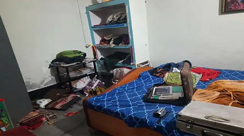 uttar pradesh pratapgarh kunda story 17 lakh stolen by making teacher and dog unconscious