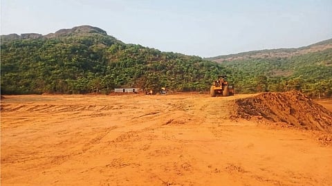 मयडे येथे सुरू असलेल्या डोंगर पोखरण्याच्या कामाला जिल्हाधिकारी कार्यालयाकडून नोटीस