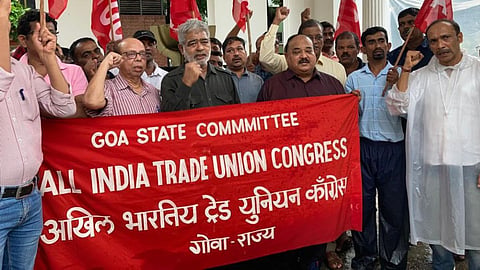 AITUC members protesting against Agneepath Scheme on Azad maidan