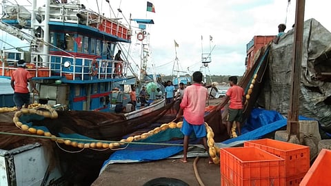 Officials of Fisheries Department jammed twenty boats in goa