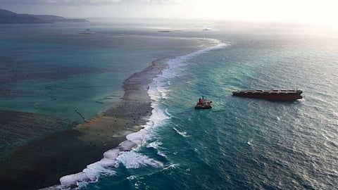 Oil spills beaches
