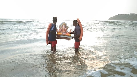 Ganeshotsav: दीड दिवसाच्या गणपतीचे थाटात विसर्जन