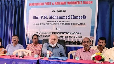 पत्रकार परिषदेत बोलताना पी.एम. महम्मद हनीफा बाजूस इतर पदाधिकारी.