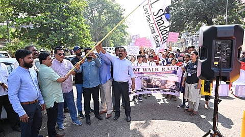 वास्को येथे एल शादाई या स्वयंसेवी संस्थेने आयोजित केलेल्या विविध शाळांमधील विद्यार्थ्यांच्या रॅलीला झेंडा दाखविताना मंत्री माविन गुदिन्हो. सोबत वास्कोचे आमदार कृष्णा साळकर व इतर.