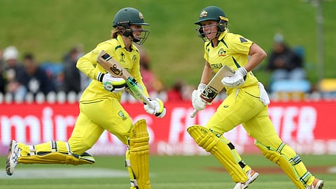 Rachael Haynes batting with Alyssa Healy