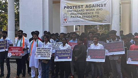 youth congress committee protested at Azad Maidan