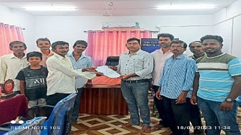 Villagers of Uste-Bodanwada giving a statement to Nagargaon Panchayat Secretary Vinayak Gawkar