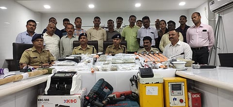 भाड्याच्या खोलीत गावठी कट्टा, तलवारी, चोरीचे दागिने; गोव्यातील एकाला कणकवलीत अटक, 30.48 लाखांचा मुद्देमाल जप्त
