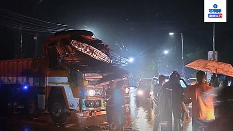 Truck driver hits height barrier At Khandola
