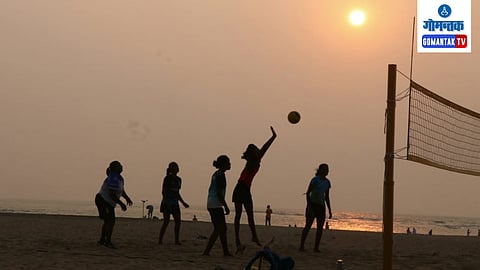 मिरामार ः गोमंतकीय महिला बीच व्हॉलिबॉलपटू गुरुवारी सराव करताना.
