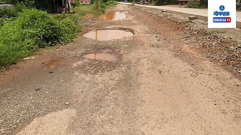Bad Roads Goa: कळंगुट, शिवोली व साळगाव मतदारसंघातील चाळण झालेल्या रस्त्यांबाबत चिंता व्यक्त करीत हे रस्ते त्वरीत दुरूस्त करावे. तसेच संबंधित कंत्राटदारांना काळ्या यादीत टाकावे, अशी मागणी काँग्रेस पक्षाच्या गट समितींनी साबांखाच्या कार्यकारी अधिकाऱ्यांकडे केली.