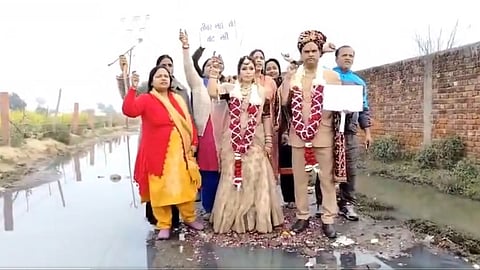 couple celebrated their wedding anniversary in the guise of bride and groom amid piles of dirt and garbage on the road.