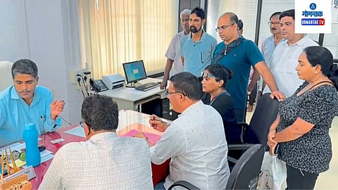 Electricity Office Citizen's Siege: वारंवार वीज खंडित होत असल्याने विचारला जाब