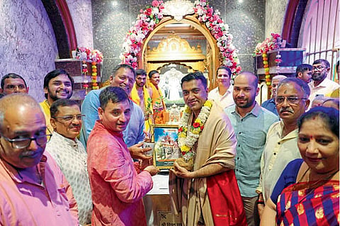 CM Pramod Sawant: विठ्ठल-रखुमाई देवस्थानतर्फे एकादशीनिमित्त तुषार टोपले यांच्या हस्ते सन्मान