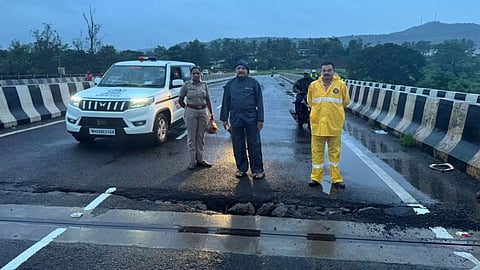 Mumbai Goa Highway: मुंबई-गोवा महामार्गवरील जगबुडी नदीवरील नव्या पुलाला मोठे तडे; कोकणात पावसाचा जोर कायम!
