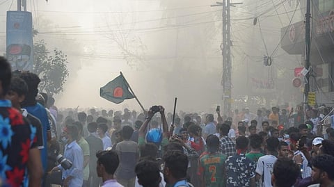 भांडी, साड्या चोरल्या! शेख हसीनांनी देश सोडताच आंदोलकांचा PM निवासस्थानावर कब्जा Video
