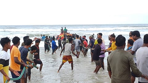 मोठी दुर्घटना टळली! बाणावलीत मासेमारीसाठी गेलेली होडी उलटली; सर्व मच्छिमार बांधवांची सुरक्षित सुटका