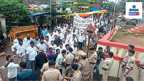 Taxi Driver Protest: मोपा पार्किंग शुल्क कमी करण्यात आले, विमानतळावर १० मिनिटे थांबण्यास परवानगी तरीही टॅक्सी व्यावसायिकांनी आंदोलन मागे घेतलेले नाही