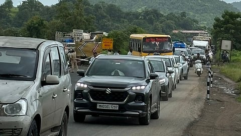 Mumbai Goa Highway: कोकणात निघालेले गणेशभक्त अद्याप प्रवासातच, मुंबई - गोवा महामार्गावर मोठी वाहतूक कोंडी