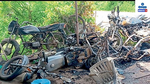 Mulgao Garage Fire News: घटनेची माहिती मिळताच, संबंधित गॅरेज मॅकनिकने घटनास्थळी धाव घेतली त्यावेळीचार दुचाकी पूर्णत: जळून गेल्या होत्या