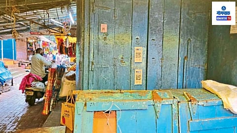 Bicholim News: अज्ञात चोरट्यांनी फुलांच्या बाजारासमोरील गल्लीतील अनुज दशरथ नार्वेकर यांचे दुकान फोडून दुकानातील रोख रकमेसह अन्य वस्तू लंपास केल्याची माहिती मिळाली आहे