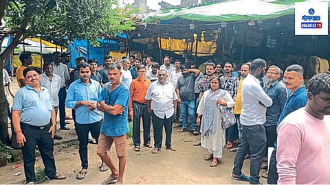 Vasco Modern Market: मॉडर्न मार्केटमधील दुकानदारांनी आज सकाळी आपली दुकाने बंद ठेवून पदपथावर बेकायदा विक्री करणाऱ्या विक्रेत्यांवर कारवाई करावी, अशी मागणी केली