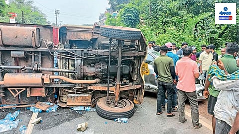 Corlim Old Goa News:जुने गोवे येथील खोर्ली रेल्वे पुलाजवळ मालवाहू टेंपो, कार व दोन स्कुटर्स यांच्यात झालेल्या अपघातात एका महिलेसह चारजण जखमी झाले. फोंडा दिशेने जाणाऱ्या टेंपोने समोरून येणाऱ्या दोन स्कुटर व कारला धडक दिली.