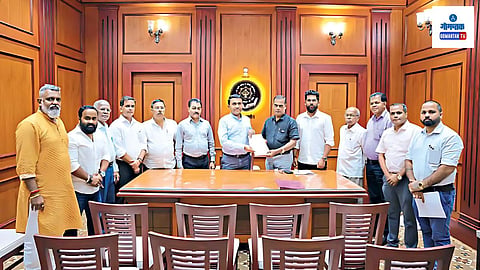 Gomantak Bhandari Samaj: जात आधारित जनगणना करण्याची प्रक्रिया सरकारने सुरू करावी, अशी मागणी करणारे निवेदन आज भंडारी समाजाच्या नेत्यांनी मुख्यमंत्री डॉ. प्रमोद सावंत यांची भेट घेऊन दिले. दरम्यान, कॉंग्रेस प्रदेशाध्यक्ष अमित पाटकर यांनी जात निहाय जनगणनेच्या मागणीला पाठिंबा दिला आहे.