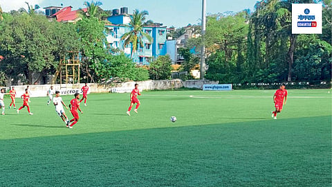 Goa Professional Football League: ब्रदर्सच्या अथर्व दांडेकर याने सेझा अकादमीच्या संकल्प काणकोणकर याला गोलक्षेत्रात पाडले होते. नंतर ज्योबर्न कार्दोझ याचा ताकदवान फटका गोलपट्टीला आपटल्यामुळे चर्चिल ब्रदर्सची आघाडीची संधी हुकली.